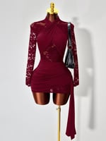 فستان قصير بقصة ملتفة ومصنوع من قماش الدانتيل والش...