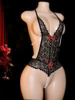 لانجري دانتيل أسود مزين بفيونكات حمراء وخيوط من ال...