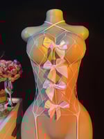 شبكي أبيض يتميز بتفاصيل فيونكات ساتان بيضاء على طو...