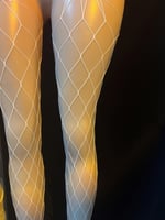 شبكي أبيض يتميز بتفاصيل فيونكات ساتان بيضاء على طو...