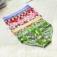 5 قطع من ملابس داخلية نسائية يتصميم كرتوني