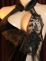 لانجري بتصميم صيني كلاسيكي بياقة واقفة، ولكنه بلمس...