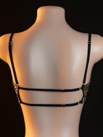 لانجري مثير بطبعة جلد الفهد يتميز بتفاصيل سلاسل ذه...