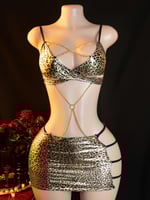 لانجري مثير بطبعة جلد الفهد يتميز بتفاصيل سلاسل ذه...