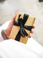 تغليف هدية مع كرت