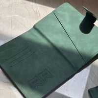 محافظ لجواز السفر