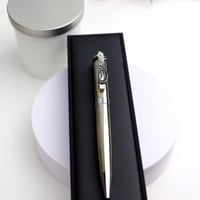 قلم بالاسم أنيق