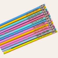 قلم رصاص ملون (بعبارات عن العلم)