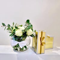 مزهرية الجوري الابيض مع شوكولاتة بستاني