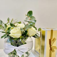 مزهرية الجوري الابيض مع شوكولاتة بستاني