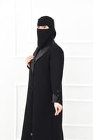 جاكيت عباية شتوي عملي بقصة مرتبة وتفاصيل تفتة