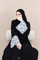 عباية كلوش أكمام مربعة ملونة مع شراشيب