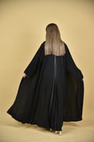 عباية نواعم كاجوال نص كلوش بكسرات ودقة خيط أبيض