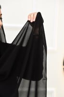 طرحة سوداء من قماش داليا كوري بلمسة ستان على الحوا...