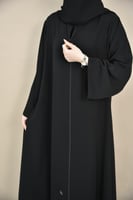 عباية ساده بتصميم كلوش مع سحاب وأكمام مربعة