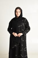 عباية فخمة بتطريز راقٍ يزيّن الجانب الأيسر بألوان...