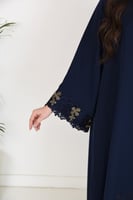 عباية بلون كحلي مع تطريز على الكم