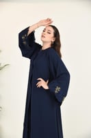 عباية بلون كحلي مع تطريز على الكم