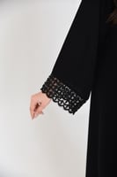 عباية نص كلوش بكلفة دانتيل خرز على الكم