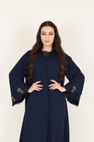 عباية بلون كحلي مع تطريز على الكم