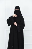 عباية كريب بقصة كلوش وتطريز فاخر على الاكمام