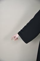 عباية ساده بتصميم كلوش مع سحاب وأكمام مربعة