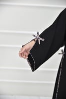 عباية كاجوال ناعمة بتركيبة قماش ملون على الجوانب