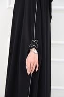 عباية بشت أنيقة بتطريز شك فراشة على فتحة الكم