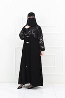 عباية بتفاصيل شمواه مع إكسسوارات مميزة