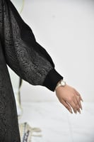 عباية جاكار العودة بياقة سوداء وكم كسرة مع كبك