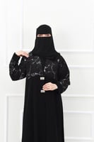 عباية بتفاصيل شمواه مع إكسسوارات مميزة