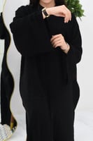 عباية ساحرة بقماش مموج بلون أسود