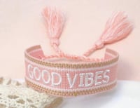 سوار تشميس بعبارة GOOD VIBES