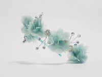 تاج مزين بكريستال وورود لون تيفاني