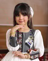 فستان يوم التأسيس بناتي أوف وايت