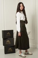 مريول طقم بلوزة وتنورة زيتي جيوب جانبية