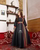 فستان يوم التأسيس السن المحير مع شال