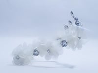 تاج مزين بكريستال وورود اوف وايت