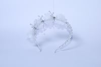 تاج مزين بكريستال وورود لون ابيض