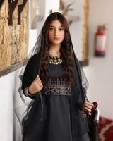 فستان السن المحير ميكادو أسود مطرز