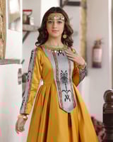 فستان يوم التأسيس سن محير كموني