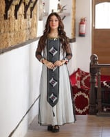 فستان يوم التأسيس سن محير مع وشاح تل