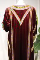 جلابية عسيري مخمل كحلي بتطريز يدوي مرصع بالكريستال