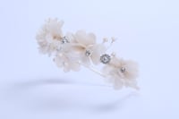 تاج مزين بكريستال وورود لون بيج