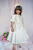 فستان بناتي سهره تفته عليها تطريز لون بيج رايح تفا...