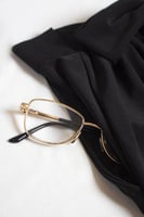 بنطلون نسائي أسود بتصميم كلاسيكي مع ربطة أمامية