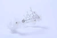 تاج مزين بكريستال وورود اوف وايت