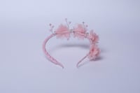 تاج مزين بكريستال وورود خربزي على زهري