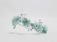 تاج مزين بكريستال وورود لون تيفاني