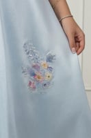 فستان لانا الراقي دانتيل مطرز .. فستان السن المحير